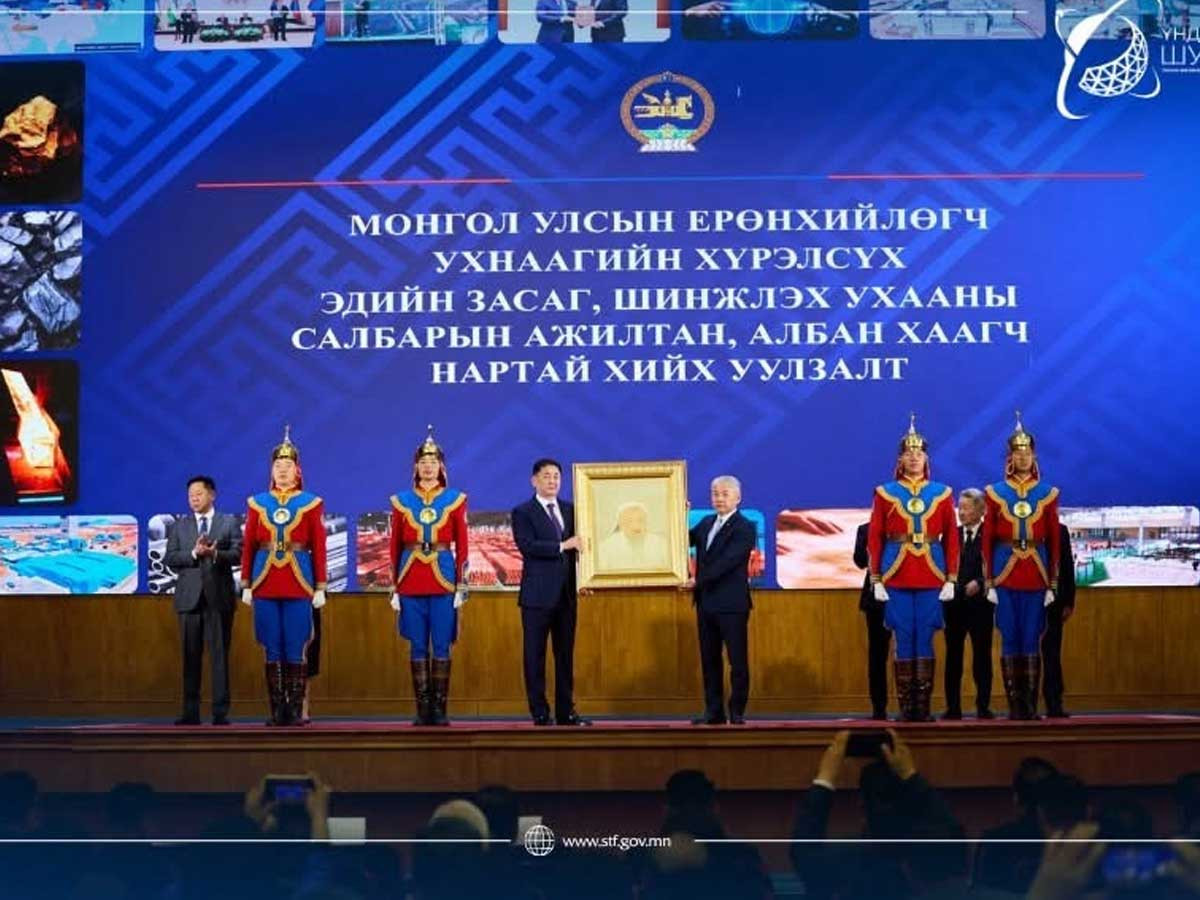 Монгол улсын ерөнхийлөгч Ухнаагийн Хүрэлсүх эдийн засаг, шинжлэх ухааны салбарын ажилтан, албан хаагчдыг хүлээн авч уулзлаа