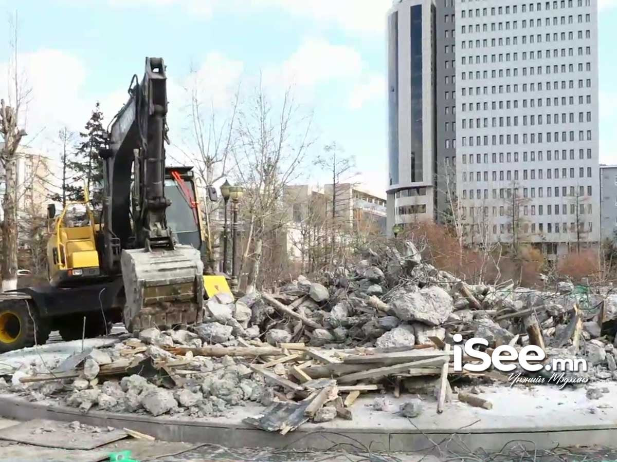 ШУУД: Төрийн ордны хойно байрлах "Монгол төрийн тамганы хөшөө"-г олны нүдэн дээр нурааж байна 